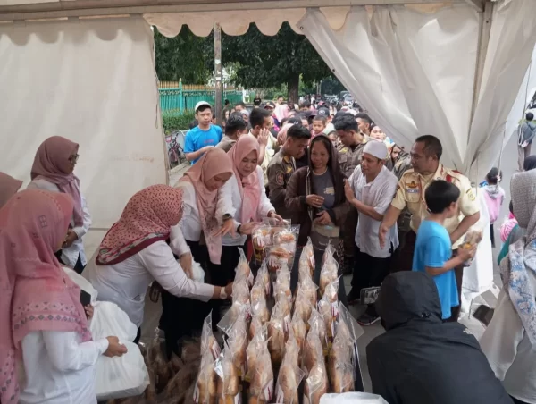 Sekretariat DPRD Kabupaten Bogor dipimmpin langsung Sekretaris Yunita Mustika Putri membagikan makanan berbuka puasa di depan Kompleks Pemkab Bogor (humas)Sekretariat DPRD Kabupaten Bogor dipimmpin langsung Sekretaris Yunita Mustika Putri membagikan makanan berbuka puasa di depan Kompleks Pemkab Bogor (humas)